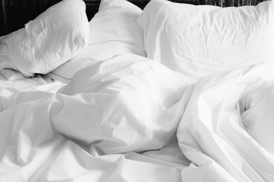 Une image contenant lit, intérieur, blanc, oreiller